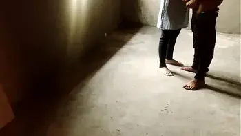 स्कूल गर्लफ्रेंड की नये मकान में कर दी चुदाई  (वायरल वीडियो )