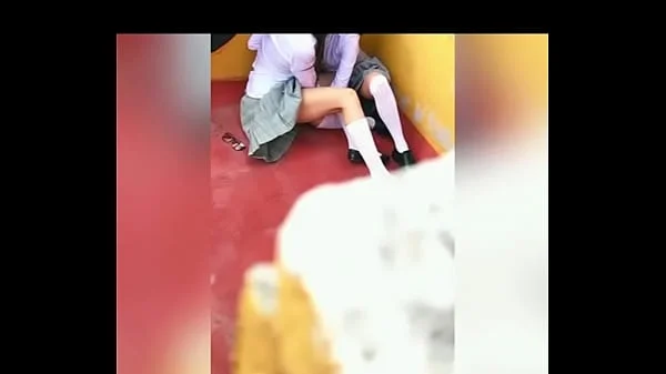 Alumnas Lesbianas Besándose Atrás de los Salones! Alumno Graba a DOS Estudiantes Lesbianas FAJANDO Atrás de los Salones, Las y las CONVENCE para COGERSELAS y Hacen un Trío Dentro de la Escuela! Sexo Publico!VOL1