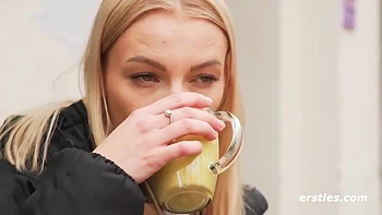 Mit Spruhsahne Macht Die Zierliche Nattie Ihren Riesen-dildo Feucht Fur Einen Heiben Ritt