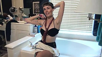 Leila Larson introduces herself by her bathtub - WeAreHairy