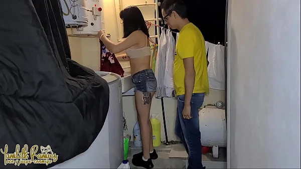 Estoy lavando mi ropa y llega mi vecino y me exita  Termina follándome muy fuerte