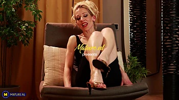 Gwen Cortez Is A Horny Footfetish Cougar