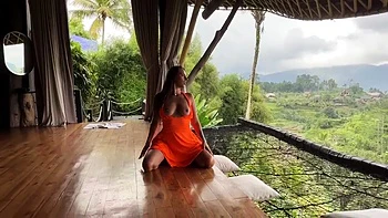 anita experte en fellation pipe sur la terrasse