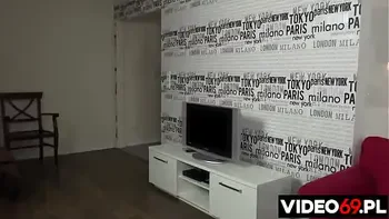 Nauczyciel posuwa niegrzeczną uczennicę z klasy maturalnej