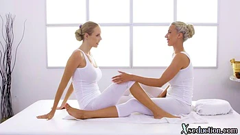 Bigtitted blondie pussylicked by masseue