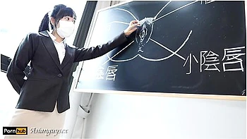 新女教师被当成男校性教育教材 Jav影片