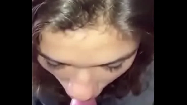 What is her name ? Amateur's tries to deepthroat