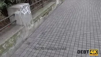 DEBT4k. Schuldeneintreiber fickt die Braut im weißen Kleid und in Strümpfen