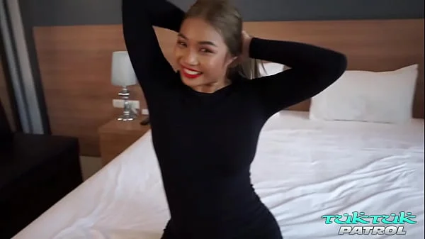 Big-assed Thai hottie offers her loins up for tourist's use