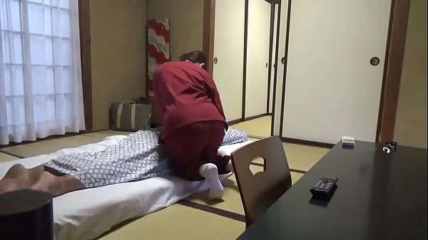 Seducing a Waitress Who Came to Lay Out a Futon at a Hot Spring Inn and Had Sex With Her! The Whole Thing Was Secretly Caught on Camera in the Room!
