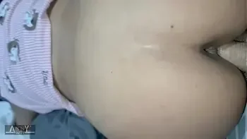 espiando a mi hijastra nalgona. Se calienta y me deja follarla