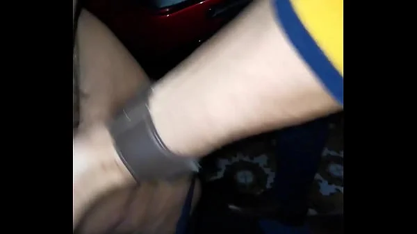 Sesso in garage con la gente del condominio che passa