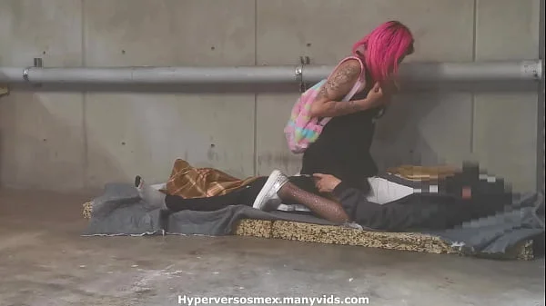 Sexo extremo en la calle follando con un Homeless Daniela Hot/Hyperversos