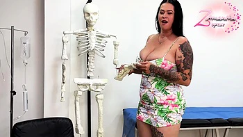 Aprovecho que el doctor no ha llegado para masturbarme en