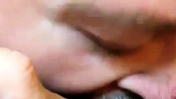 Vieille femme se fait doigter et jouit en solo  la webcam