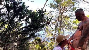 kittie en partie de cul contre un arbre