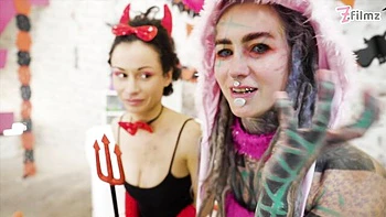 Tattooed girlfriend Anuskatzz and Stacy Bloom are enjoying their toys