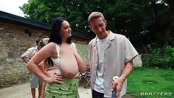 Sweetheart Klara Divine swallows two cumshot after FMM fuck