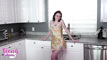 Flattering cutie - counter fuck xxx - Teeny Taboo