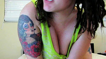 Amateur webcam girl masturbate big dildo