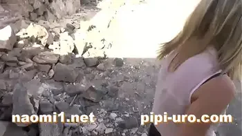 pissing couple Naomi and Nico