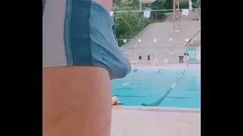 Pauzudo de sunga na piscina do clube