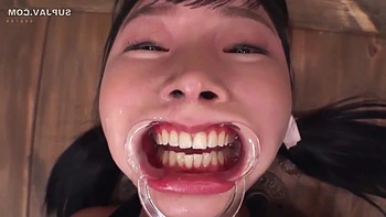 Kana Yura Shows Big Asian Ass In Public Toilet