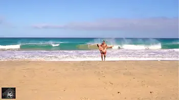 Mi faccio sbattere dal bagnino sulla spiaggia.