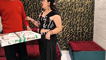 Indian Lady Gets Fucked by Pizza Delivery Boy