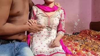 भाभी की खूबसूरती देकर बाजू वाले अंकल का मन नहीं माना तो चोद दिया