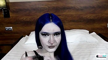Smiling Malvina Masturbates in Pantyhose