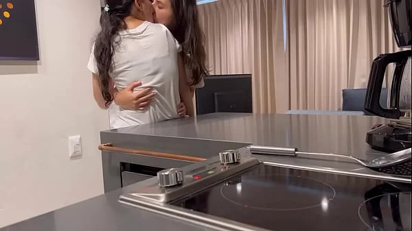 Ella me folla duro mientras le cocino sus huevos!!