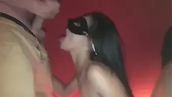 Marido dividi esposa com amigos de na Kumplices Klub