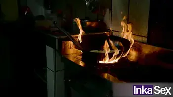 Mesera blanca madura se folla a hombre por no pagar su comida