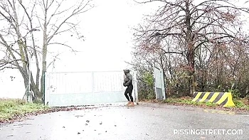Naomi Bennet Outdoor Pissing Fetish