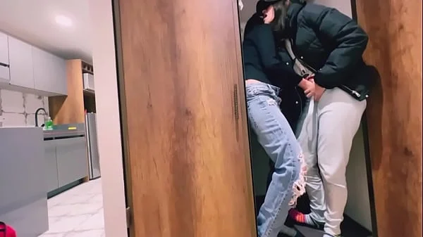 Su mamá no sabe que estoy teniendo sexo en su propio cuarto