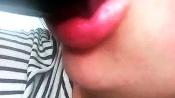 Solo babe toys her tight ass close up