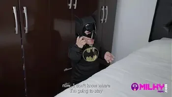 Batman enano aprovecha la oportunidad para meterce en la cama de la culona Thaina Fields... Ese es tu héroe? Porque el mio sí