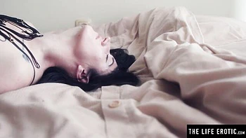 Horny milf with nipple piercings cums on triple vibe