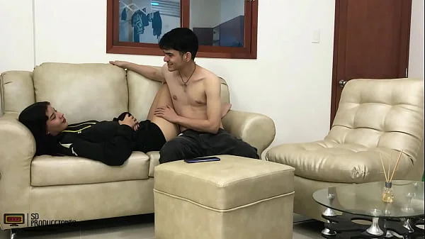 Le bajo la calentura a la cachonda de mi hermanastra PARTE 1