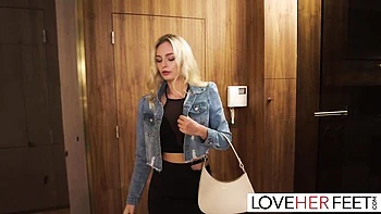 Leanne Lace Gets Footjob from Thomas Stone