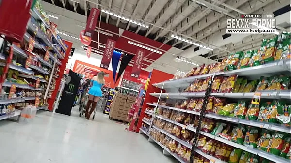 Loira gostosa sem calcinha no supermercado