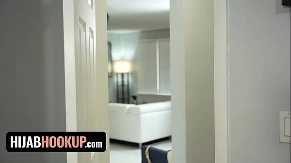 Hijab Hookup - Hot Muslim Willow Ryder Gets Her Plump Pussy Fucked On The Couch