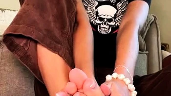 Gorgeous blonde teen Kelly Candy foot fetish